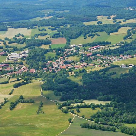 Отель Le Champ Des Lys Amancey Экстерьер фото