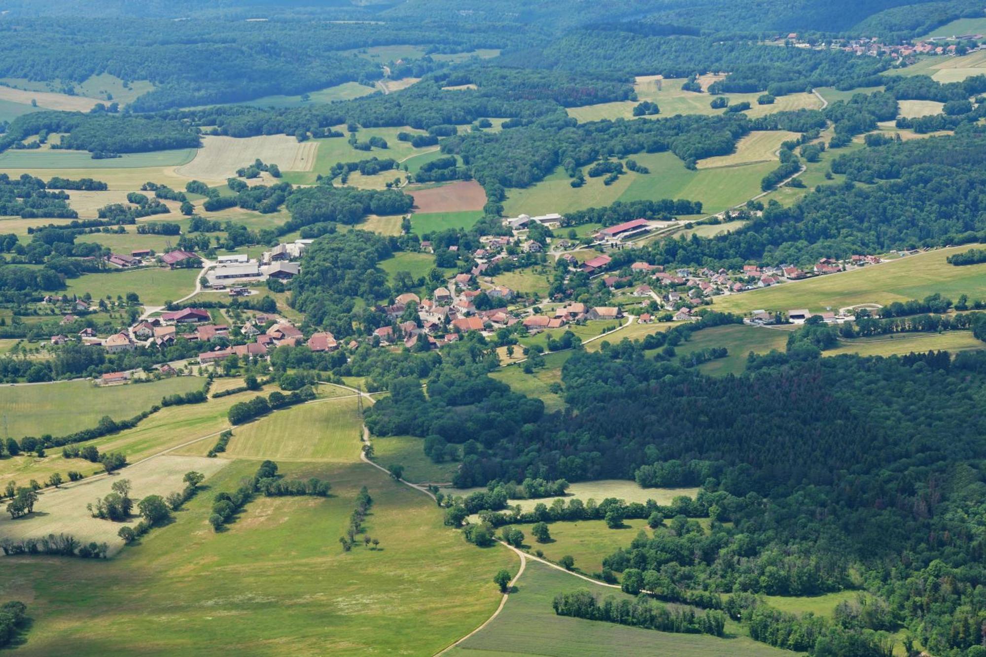 Отель Le Champ Des Lys Amancey Экстерьер фото